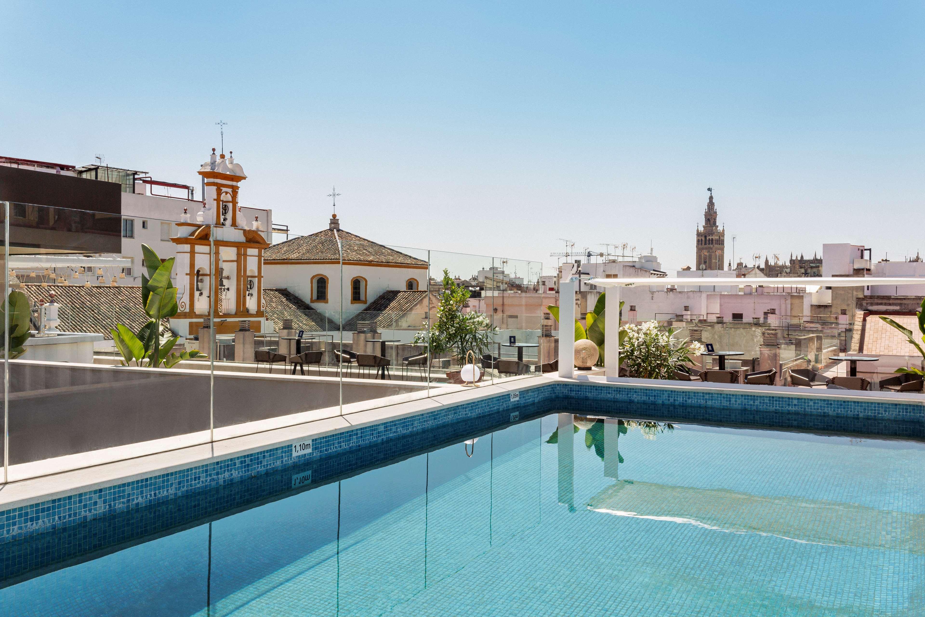 Radisson Collection Hotel, Magdalena Plaza Sevilla Exterior foto Rooftop pool at Hotel Casa 1800