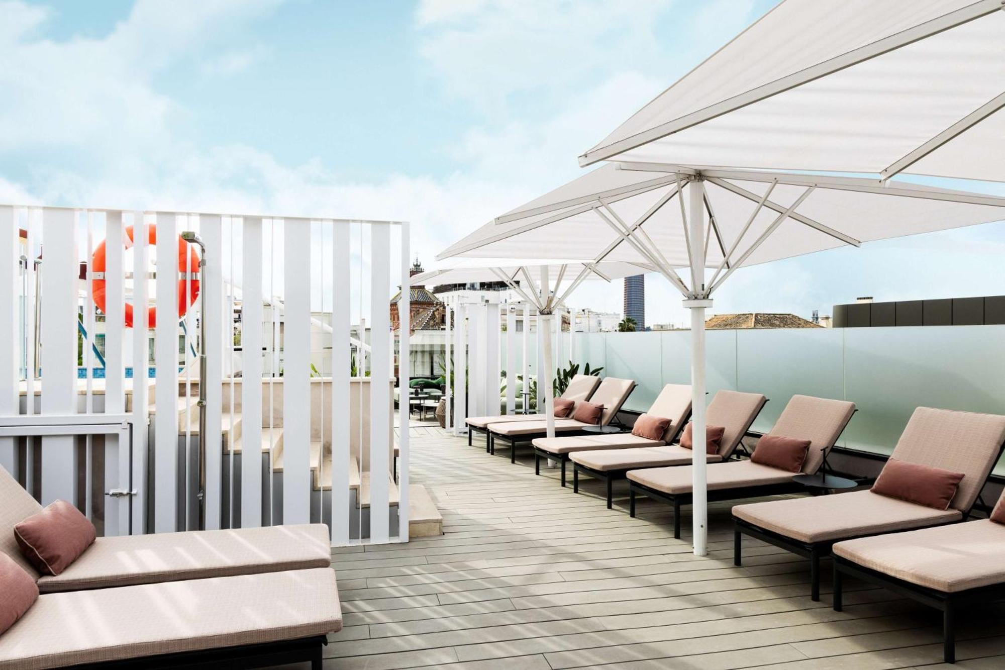 Radisson Collection Hotel, Magdalena Plaza Sevilla Exterior foto The rooftop pool at the hotel
